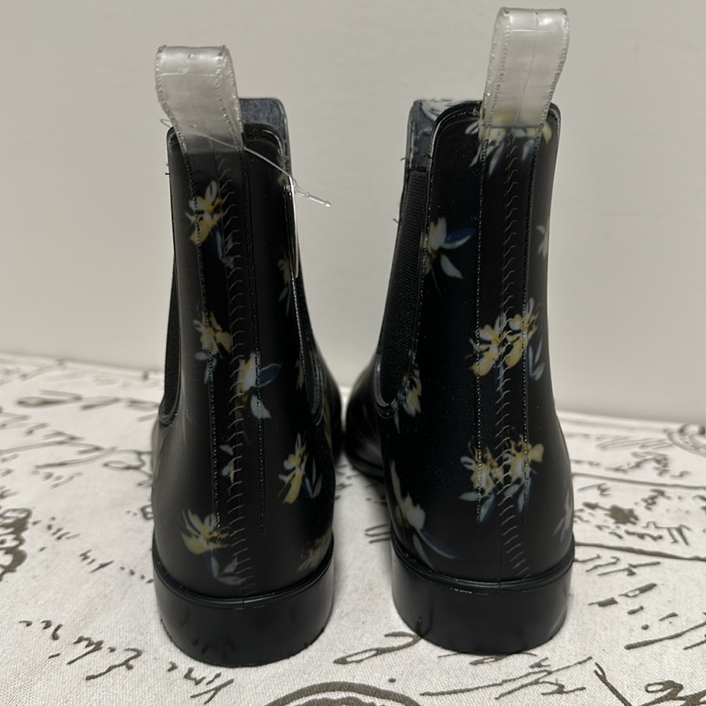 SO brand, size 8, water friendly pull on ankle boots - Picture 2 of 6